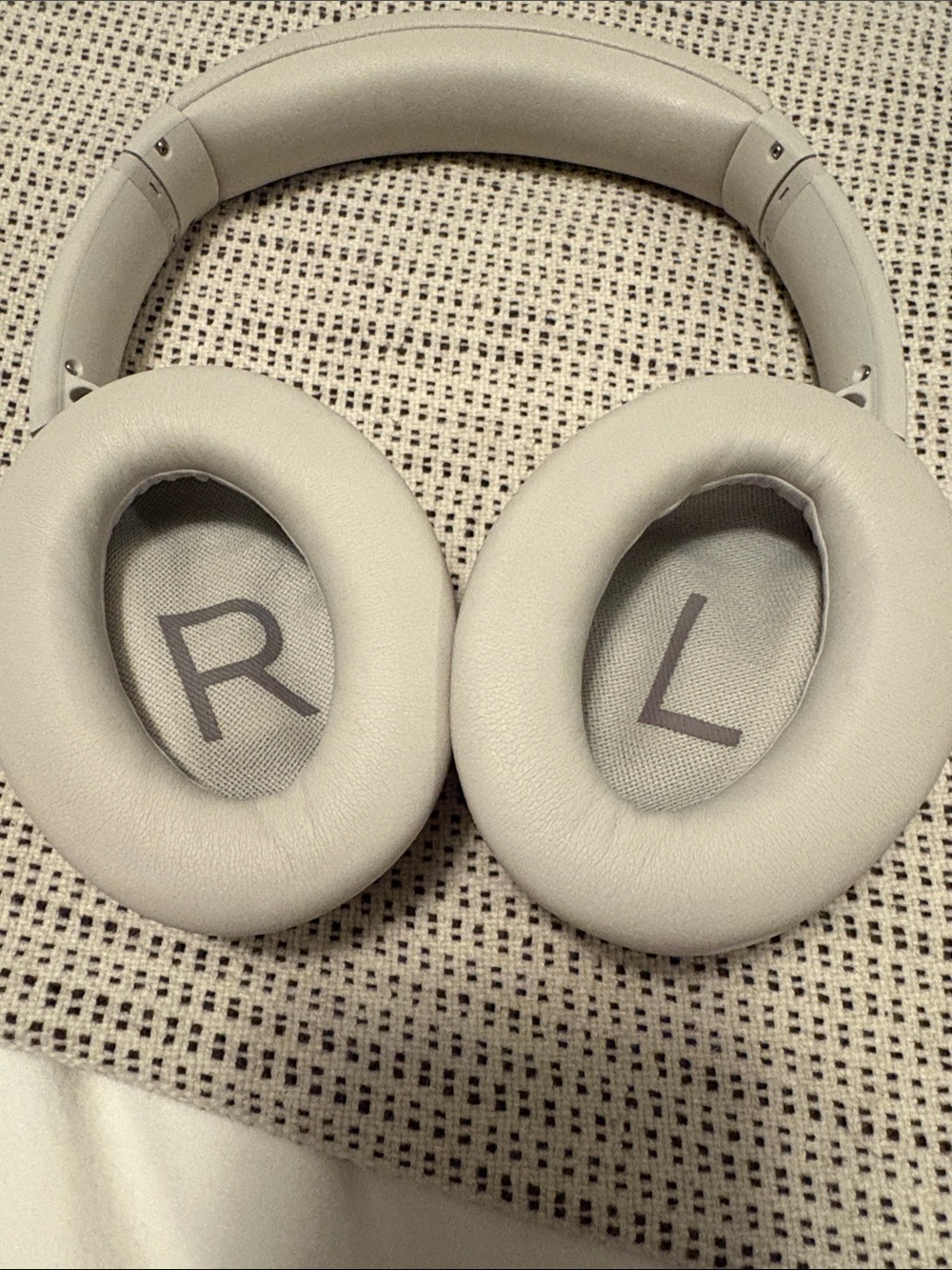 Bose QuietComfort 45 Noise Canceling Bluetooth Headphones in White Smoke. - Picture 11 of 13